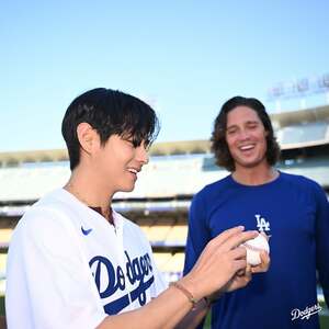 【フォト】「勝利の妖精」になったBTSのV、野球のユニフォームもよく似合う