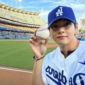 【フォト】「勝利の妖精」になったBTSのV、野球のユニフォームもよく似合う