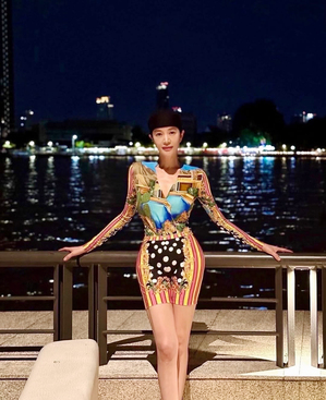 どんな衣装も完ぺきに着こなすキム・ヘス、ボディラインあらわなワンピ姿披露