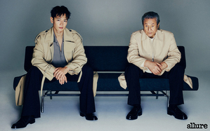 【フォト】SHINeeミンホ、パク・クニョンとグラビアで2ショット…貫禄と覇気の共存