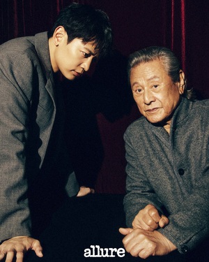 【フォト】SHINeeミンホ、パク・クニョンとグラビアで2ショット…貫禄と覇気の共存