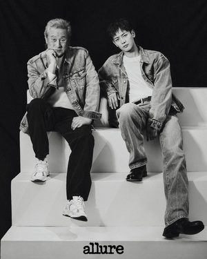 【フォト】SHINeeミンホ、パク・クニョンとグラビアで2ショット…貫禄と覇気の共存