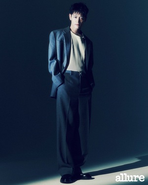 【フォト】SHINeeミンホ、パク・クニョンとグラビアで2ショット…貫禄と覇気の共存