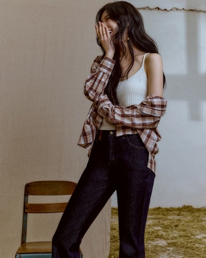 【フォト】スジ　あふれる感性とシックなムード…「GUESS」秋物グラビア公開