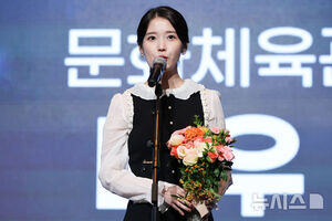【フォト】IU、上品ワンピで「ビジュ爆発」