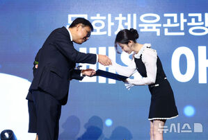 【フォト】IU、上品ワンピで「ビジュ爆発」