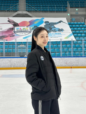 キム・ヨナ、将来有望なフィギュア選手たちのため氷上に…黒いトレーニングウエア姿でオーラ放つ