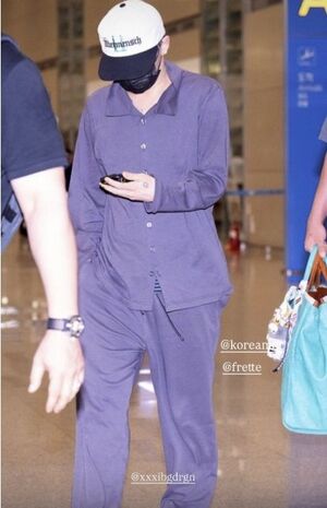 G-DRAGONのフライトコーデ、実は大韓航空ファーストクラスのパジャマだった