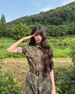 IVEウォニョン 迷彩柄の戦闘服姿に…「挙手の敬礼」も完璧