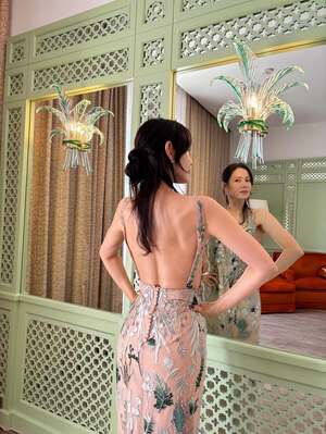 背中ぱっくりドレス姿のソン・イェジン、鍛え上げられた背筋を披露