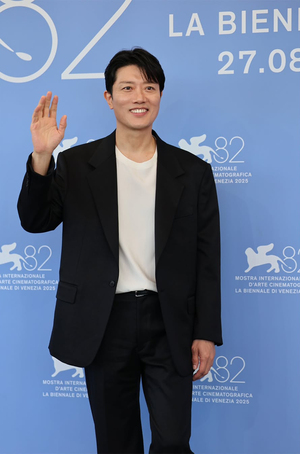 【フォト】映画『仕方ない』のキャストたち、「第82回ヴェネツィア国際映画祭」フォトコール・イベント出席