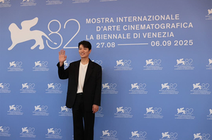 【フォト】映画『仕方ない』のキャストたち、「第82回ヴェネツィア国際映画祭」フォトコール・イベント出席