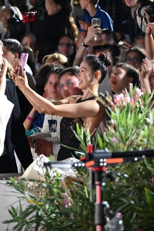 【フォト】ソン・イェジン、セクシーな黒ドレス姿で圧倒＝ヴェネツィア映画祭