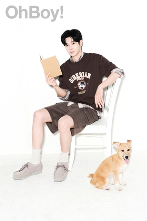 【フォト】チェ・ウシク、保護犬とほのぼの2ショット…さわやかな雰囲気