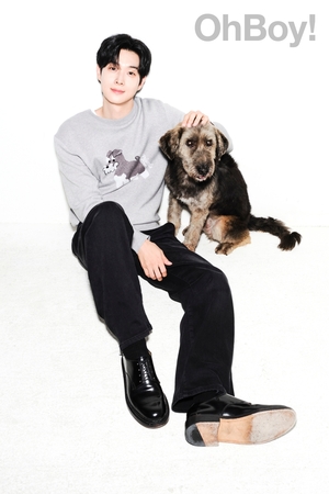 【フォト】チェ・ウシク、保護犬とほのぼの2ショット…さわやかな雰囲気