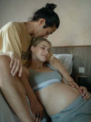 【フォト】キスをするBeenzino＆ミチョヴァ、愛情あふれるマタニティフォト公開