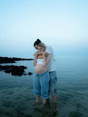 【フォト】キスをするBeenzino＆ミチョヴァ、愛情あふれるマタニティフォト公開