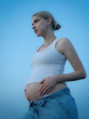 【フォト】キスをするBeenzino＆ミチョヴァ、愛情あふれるマタニティフォト公開