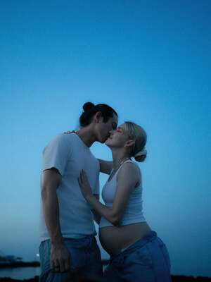 【フォト】キスをするBeenzino＆ミチョヴァ、愛情あふれるマタニティフォト公開