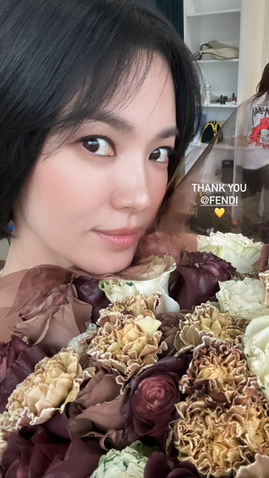 ソン・ヘギョ、秋らしい雰囲気の超アップ自撮り…強烈な美しさ