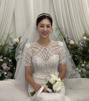 夫カン・ギョンジュンの不倫許したチャン・シニョン、まばゆいウエディングドレス姿披露