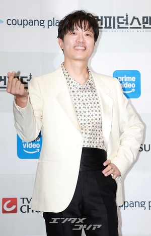 【フォト】チュ・ジョンヒョク＆パク・ヒスン、男の友情際立つポーズ