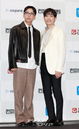 【フォト】チュ・ジョンヒョク＆パク・ヒスン、男の友情際立つポーズ