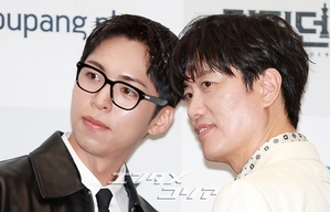 【フォト】チュ・ジョンヒョク＆パク・ヒスン、男の友情際立つポーズ