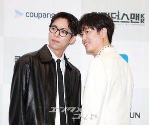 【フォト】チュ・ジョンヒョク＆パク・ヒスン、男の友情際立つポーズ