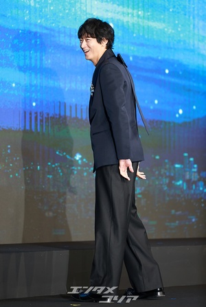 【フォト】44歳カン・ドンウォン、少年のような魅力…背中のリボンに視線集中