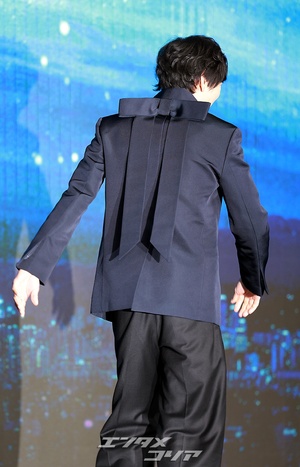 【フォト】44歳カン・ドンウォン、少年のような魅力…背中のリボンに視線集中