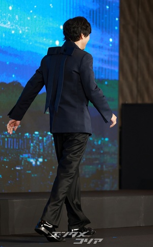 【フォト】44歳カン・ドンウォン、少年のような魅力…背中のリボンに視線集中