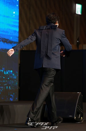 【フォト】44歳カン・ドンウォン、少年のような魅力…背中のリボンに視線集中