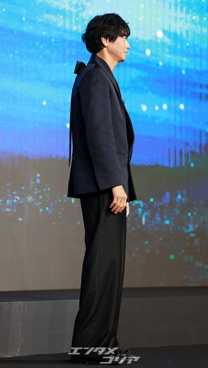 【フォト】44歳カン・ドンウォン、少年のような魅力…背中のリボンに視線集中