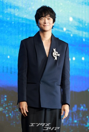 【フォト】44歳カン・ドンウォン、少年のような魅力…背中のリボンに視線集中