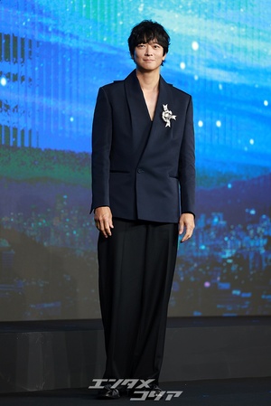 【フォト】44歳カン・ドンウォン、少年のような魅力…背中のリボンに視線集中