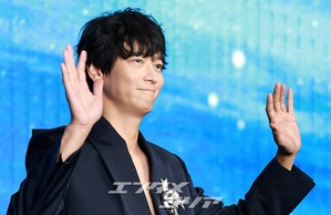 【フォト】44歳カン・ドンウォン、少年のような魅力…背中のリボンに視線集中