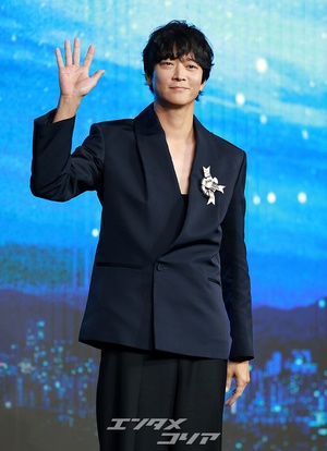 【フォト】44歳カン・ドンウォン、少年のような魅力…背中のリボンに視線集中