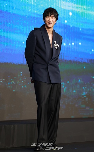 【フォト】44歳カン・ドンウォン、少年のような魅力…背中のリボンに視線集中