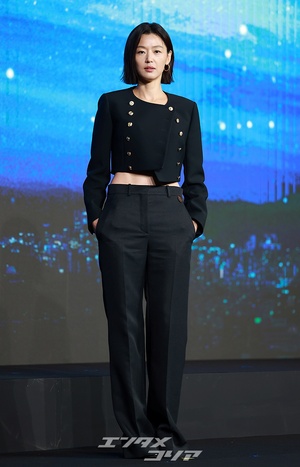 【フォト】ボブヘアのチョン・ジヒョン、腹筋チラ見せコーデがシック