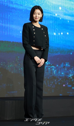 【フォト】ボブヘアのチョン・ジヒョン、腹筋チラ見せコーデがシック