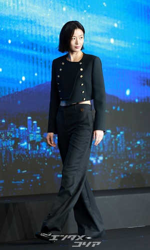 【フォト】ボブヘアのチョン・ジヒョン、腹筋チラ見せコーデがシック