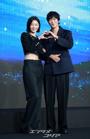 【フォト】チョン・ジヒョン＆カン・ドンウォン、まさに歴代最高の組み合わせ