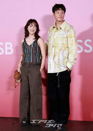 【フォト】相変わらず仲睦まじいイ・チョニ＆チョン・ヘジン夫妻、ハートのポーズ