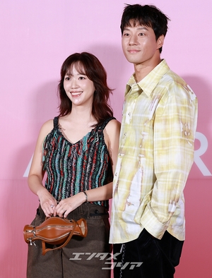 【フォト】相変わらず仲睦まじいイ・チョニ＆チョン・ヘジン夫妻、ハートのポーズ