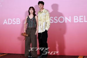 【フォト】相変わらず仲睦まじいイ・チョニ＆チョン・ヘジン夫妻、ハートのポーズ