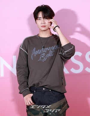 【フォト】イ・ジニョク、デニムと迷彩柄のコラボ…独特なパンツに視線集中