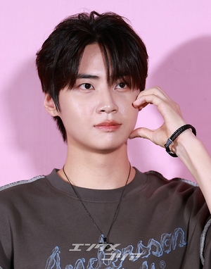 【フォト】イ・ジニョク、デニムと迷彩柄のコラボ…独特なパンツに視線集中