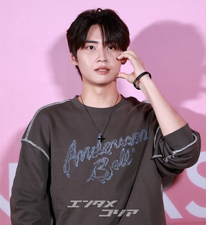 【フォト】イ・ジニョク、デニムと迷彩柄のコラボ…独特なパンツに視線集中