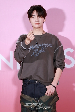 【フォト】イ・ジニョク、デニムと迷彩柄のコラボ…独特なパンツに視線集中